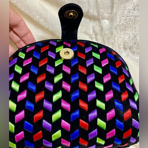 Retro Black clamshell bag with geometric multi color pattern - Picture 5 of 9
